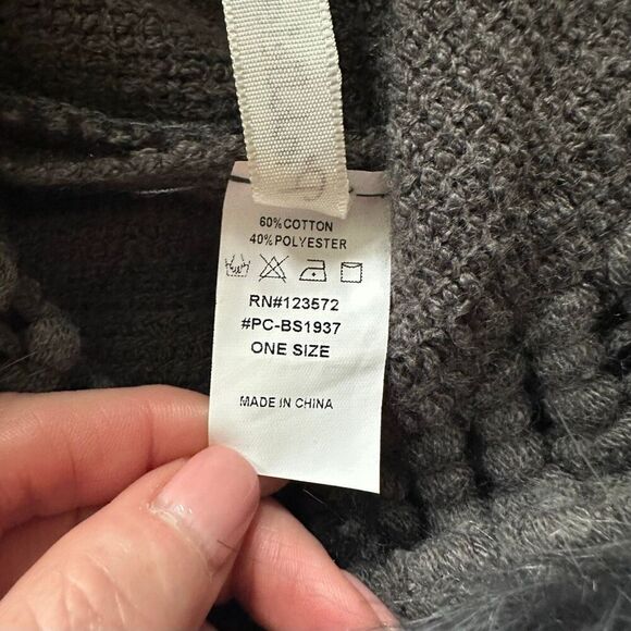 🆕 Faux Fur Trimmed Knit Poncho - Picture 7 of 7